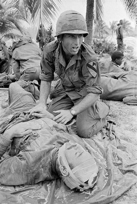 25 Dramatic Photos Of Combat Medics In Action Throughout History 25 Dramatic Photos Of Combat Medics In Action Throughout History