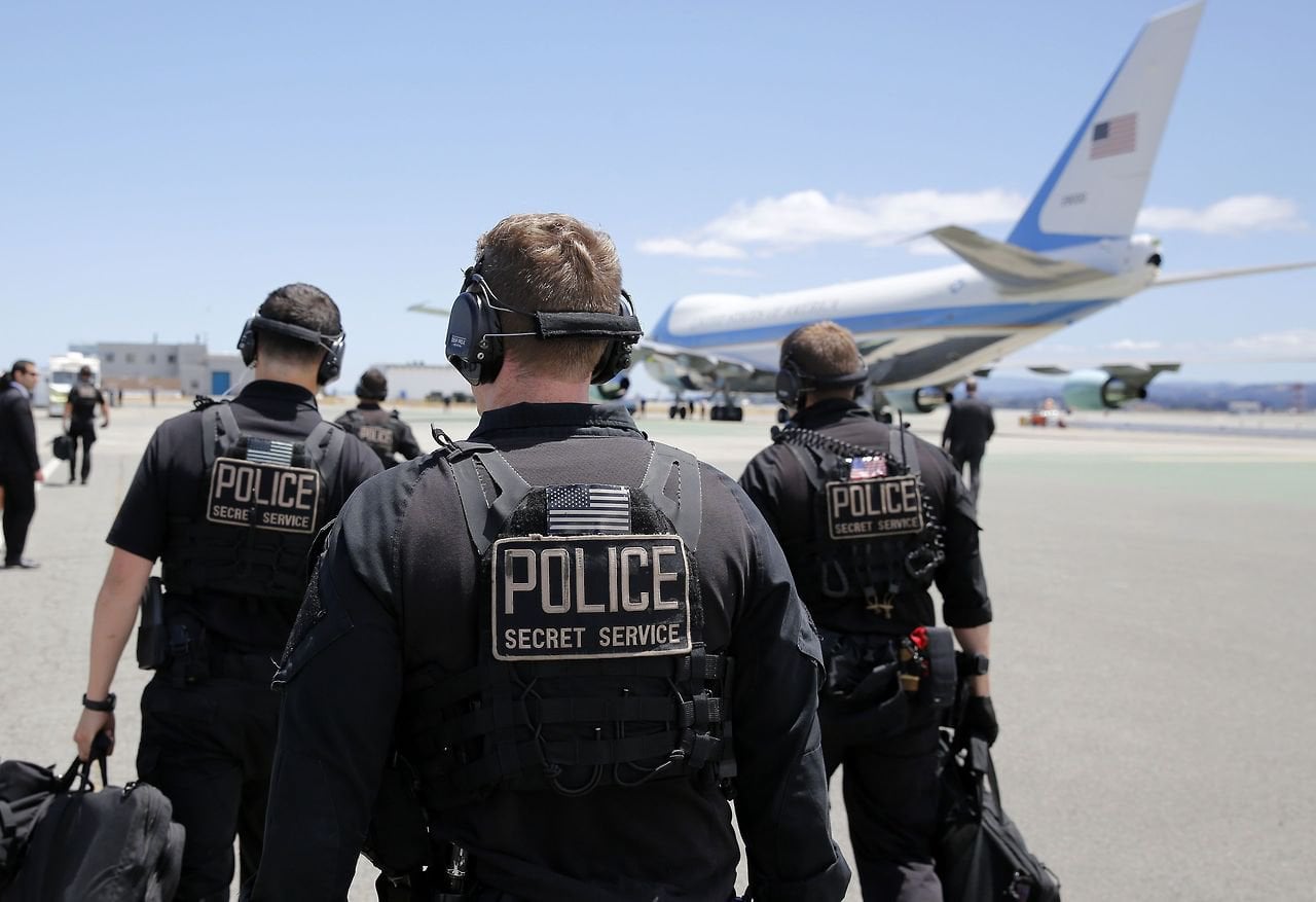 Badass Picture Of Secret Service Agents Protecting Airforce One On The