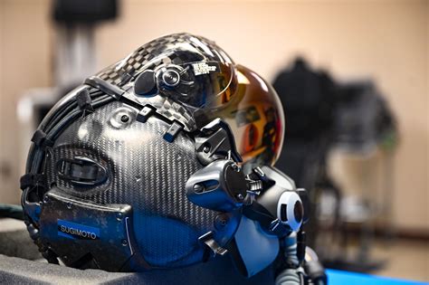 F 35 Lightning Ii Helmet Cutting Edge Pilot Technology F 35 Lightning Ii Helmet Cutting Edge Pilot Technology