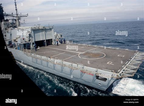 Royal Navy Mk 8 Lynx Helicopter On Flight Deck Of Type 23 Frigate Stock Royal Navy Mk 8 Lynx Helicopter On Flight Deck Of Type 23 Frigate Stock