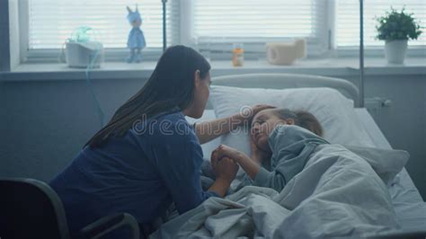 Sonriente Joven Chico En Hospital Cama Recuperaci N En Pediatr A Sonriente Joven Chico En Hospital Cama Recuperaci N En Pediatr A