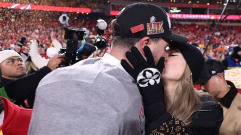 Taylor Swift Smooches Travis Kelce After Chiefs Clinch Afc Championship Taylor Swift Smooches Travis Kelce After Chiefs Clinch Afc Championship