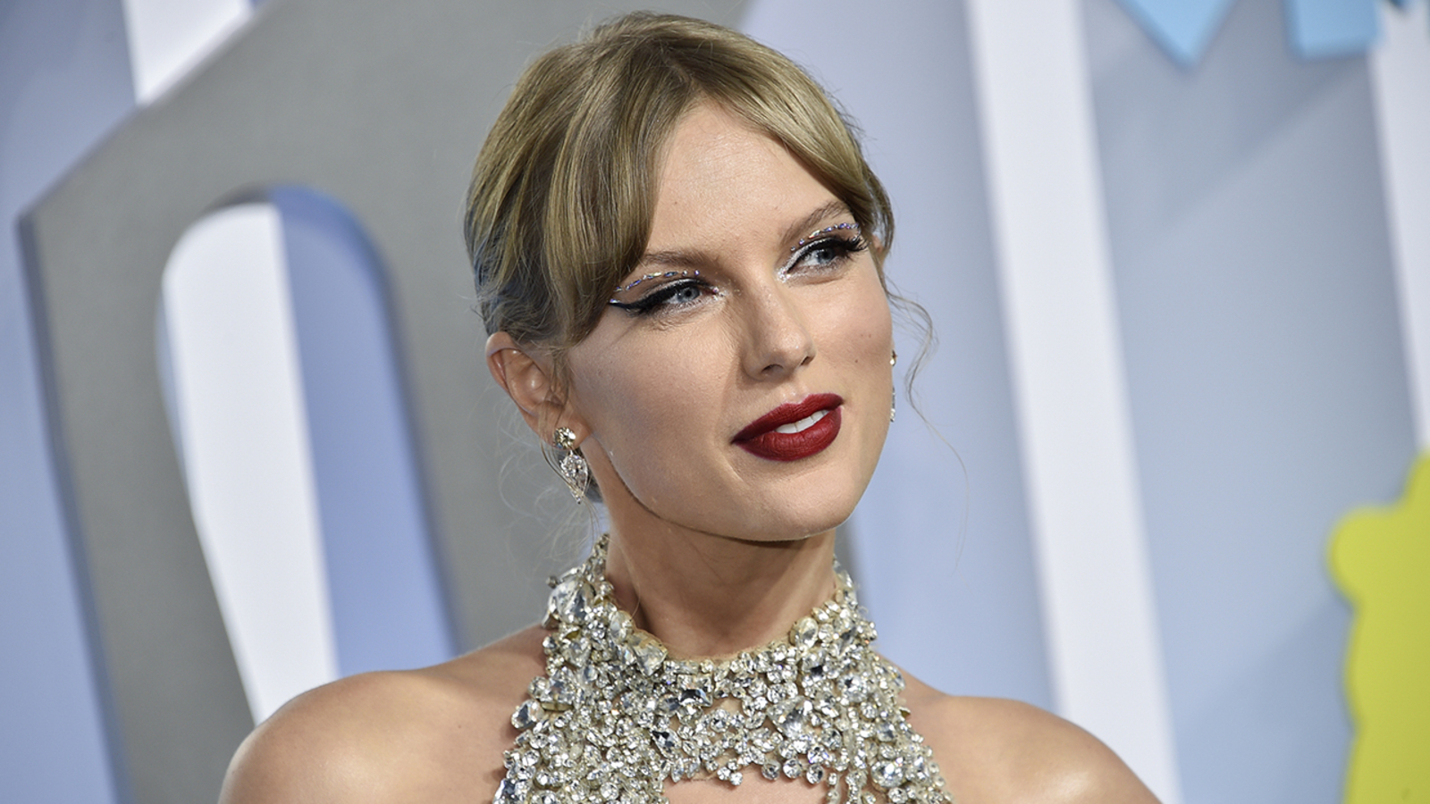 Taylor Swift Sparks Dating Rumors With Nfl Player After Attending Game Taylor Swift Sparks Dating Rumors With Nfl Player After Attending Game