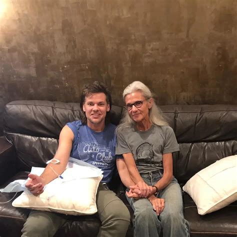 Theo Von Dad S Relationship Explained How He Learns To Love His Dad Theo Von Dad S Relationship Explained How He Learns To Love His Dad