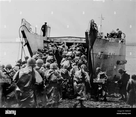 U.s Soliders Boarding Troopships